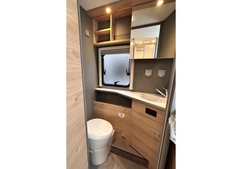 Low Profile Motorhome DETHLEFFS Just T7052 EB en Rent