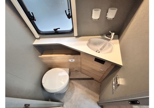 Low Profile Motorhome DETHLEFFS Just T7052 EB en Rent