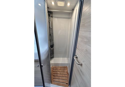 Low Profile Motorhome DETHLEFFS Just T7052 EB en Rent