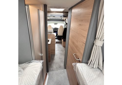 Low Profile Motorhome DETHLEFFS Just T7052 EB en Rent