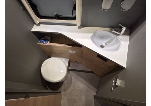 Low Profile Motorhome DETHLEFFS Just Camp T7052 DBM en Rent