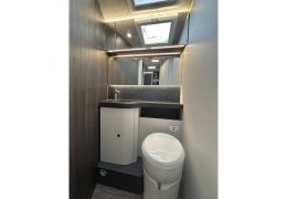 Low Profile Motorhome ROLLER TEAM MOBILVETTA KEA P90 en Rent