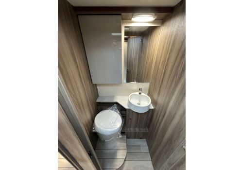 Low Profile Motorhome ROLLER TEAM Kronos 288 TL Spring Edition en Rent