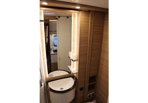 Low Profile Motorhome DETHLEFFS Globebus T 1 modelo 2017 en Sale Occasion