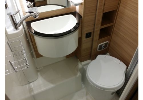 Low Profile Motorhome DETHLEFFS Globebus T 1 modelo 2017 en Sale Occasion