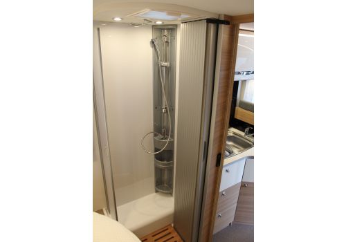 Low Profile Motorhome DETHLEFFS Globebus T 7 modelo 2019 en Sale Occasion