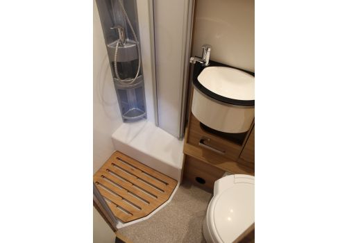 Low Profile Motorhome DETHLEFFS Globebus T 6 modelo 2019 en Sale Occasion