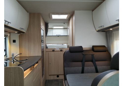 Capuchina Motorhome SUNLIGHT A-70 con amplio garaje en Sale Occasion