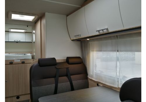 Capuchina Motorhome SUNLIGHT A-70 con amplio garaje en Sale Occasion
