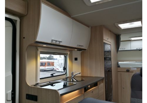 Capuchina Motorhome SUNLIGHT A-70 con amplio garaje en Sale Occasion