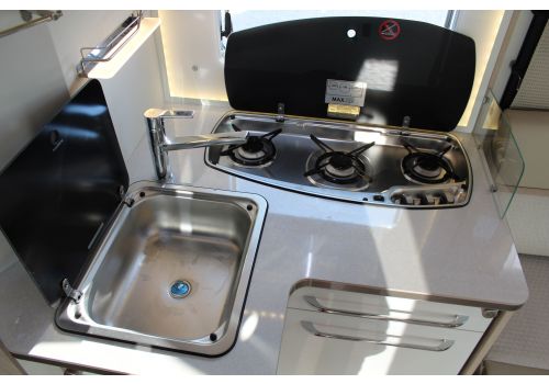 Low Profile Motorhome RAPIDO 666F Modelo 2018 en Sale Occasion