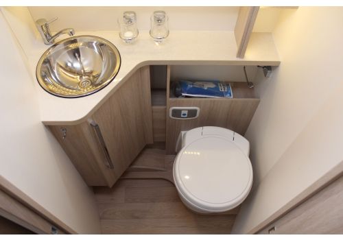 Low Profile Motorhome RAPIDO 666F Modelo 2018 en Sale Occasion