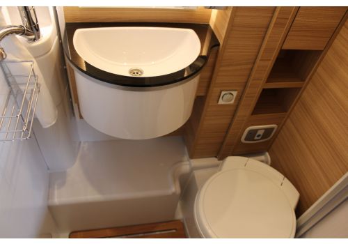 Low Profile Motorhome DETHLEFFS Globebus T1 GT Black en Sale Occasion