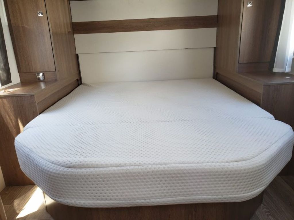 Low Profile Motorhome DETHLEFFS Dethleffs Trend 7057 DBM in Sale ...