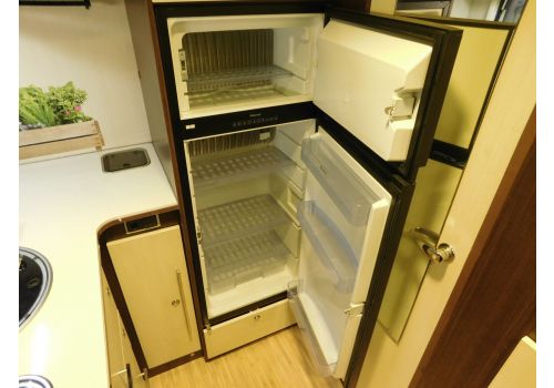 Low Profile Motorhome BENIMAR Mileo 200 en Sale Occasion