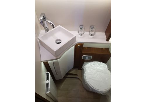 Low Profile Motorhome RAPIDO 7096 F en Sale Occasion