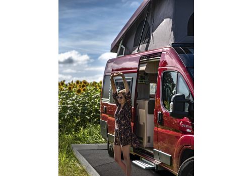 Camper Van DREAMER Fun D43 UP Red Addict Modelo 2021 en Sale Occasion