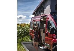 Camper Van DREAMER Fun D43 UP Red Addict Modelo 2021 en Sale Occasion